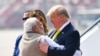 Le Premier ministre indien Narendra Modi a donné une accolade chaleureuse au président américain Donald Trump à son arrivée à l'aéroport international Sardar Vallabhbhai Patel à Ahmedabad, le 24 février 2020. (Photo de MANDEL NGAN / AFP)
