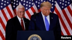Presiden AS Donald Trump (kanan) dan Wapres Mike Pence ketika memberi pernyataan kepada media mengenai hasil awal Pilpres 4 November 2020 (foto: dok). 