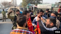 Pemerintah India menahan sedikitnya 75 pemimpin politik dan aktivis Kashmir untuk mencegah kerusuhan politik. (Foto: VOA)