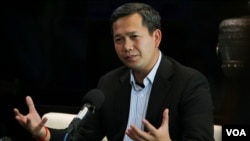 Hun Manet speaks in a press conference at Phnom Penh international airport, after his visit in the United States. (Hean Socheata/VOA)