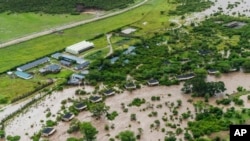 Le Kenya connaît une saison des pluies particulièrement violente en raison du phénomène climatique El Niño qui amplifie les précipitations.