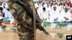 'Yan Najeriya dake arewa maso gashin kasar, mahaifar kungiyar Islama mai tsatsauran ra'ayi sun yi bikin karamar sallah ranar Alhamis da addu'o'i cikin murna da annashuwa da gaisuwar bangirma da jama'a fiye da 10,000 suka kaiwa Shehun Borno a fadarsa. 