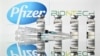 Sebuah gambar ilustrasi menunjukkan botol dengan stiker Vaksin Covid-19 terpasang dan jarum suntik dengan logo perusahaan farmasi AS Pfizer dan mitra Jerman BioNTech, pada 17 November 2020. (Foto: AFP/Justin Tallis)