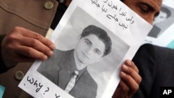 Pakistani journalists hold a poster of Karachi-based slain journalist Wali Khan Babar during a protest in Peshawar, Pakistan, Jan. 14, 2011.