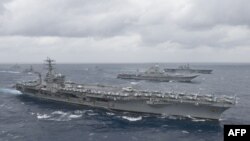 지난 2017년 7월 벵갈만에서 열린 말라바르 연합훈련에서 미 해군 니미츠 항공모함과 인도 해군함, 일본 해상자위대함이 나란히 항해하고 있다.