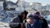 Spasioci pretražuju ruševine u potrazi za preživelima