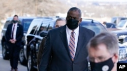 لوید آستین، وزیر دفاع آمریکا، در حال ورود به پنتاگون. ۲۲ ژانویه ۲۰۲۱