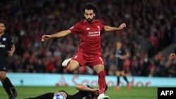 Mohamed Salah contrôle le ballon lors du match contre le Paris Saint-Germain, Angleterre, le 18 septembre 2018