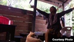 រូបថត​ដែល​បាន​ថត​នៅ​ដើម​ខែសីហា ឆ្នាំ​២០១៤​នេះ បង្ហាញ​អ្នកស្រី អ៊ីម ចែម អង្គុយ​នៅ​ផ្ទះ​គាត់​នៅ​ក្នុង​ស្រុក​អន្លង់វែង ដែល​ជា​អតីត​ទីតាំង​ខ្មែរក្រហម​នៅ​ក្នុង​ភាគ​ខាងជើង​នៃ​ប្រទេស​កម្ពុជា។ (រូបថត​​ផ្តល់​​ឲ្យ​​ដោយ៖ មជ្ឈមណ្ឌល​ឯកសារ​កម្ពុជា)