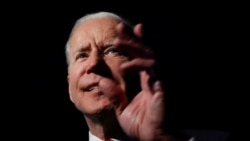 Presidenti Joe Biden duke folur për gazetarët në Kentaki