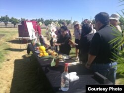 仪式参加者为1880年代中国铁路工人上香（犹他州参加者小濂摄）