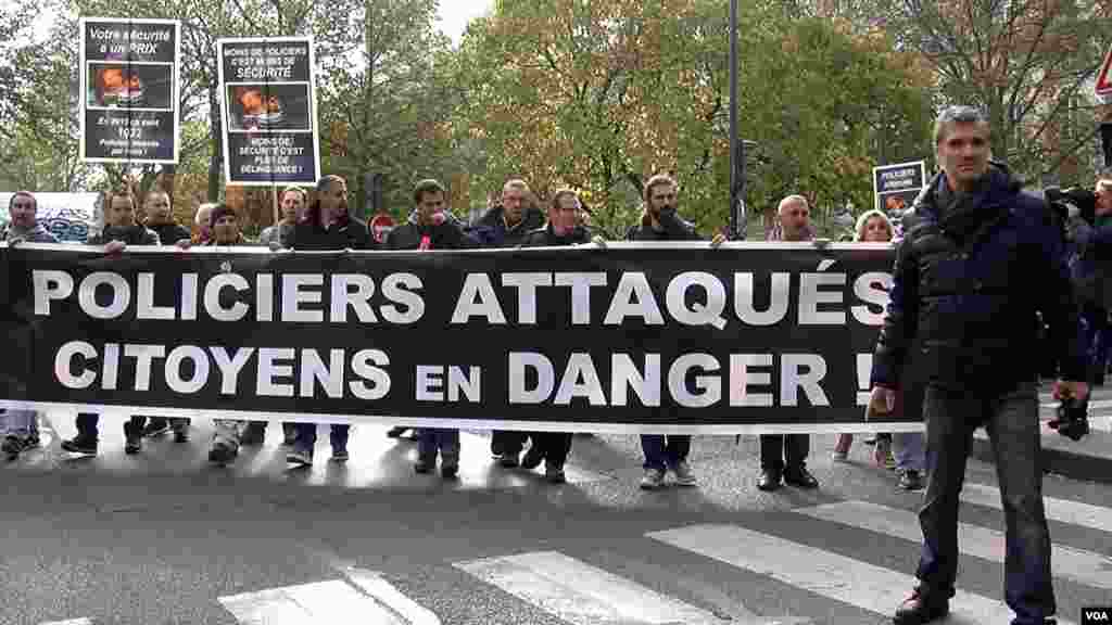 French police demonstrate in Paris, Oct. 26, 2016. Officers say they are overstretched by having to deal with ordinary crime and new terrorist threats. (L. Bryant/VOA)