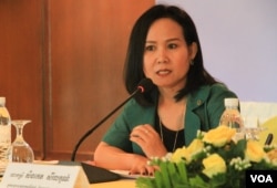 រូបឯកសារ៖ អ្នកស្រី​ សឺនកេត សិរីលក្ខណ៍ អ្នក​សម្រប​សម្រួល​កម្មវិធី​អប់រំ​ និង​យេនឌ័រ​នៃ​អង្គការ​ខុមហ្វ្រែល​ នៅក្នុង​សន្និសីទ​សារព័ត៌មាន​ស្តី​ពី​«លទ្ធផល​អង្កេត​នៃ​ការ​ដាក់​បេក្ខភាព​ស្ត្រី​ឈរ​ឈ្មោះ​ក្រុម​ប្រឹក្សា​ឃុំ​ សង្កាត់​អាណត្តិ​ទី៤​» ក្នុង​រាជធានីភ្នំពេញ​ នៅថ្ងៃ​ទី០៩ ខែឧសភា ឆ្នាំ​២០១៧។ (ហ៊ាន សុជាតា/VOA)