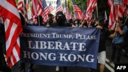 Demonstranti sa transparentom "Oslobodite Hong Kong" marširaju ka američkom konzulatu u Hong Kongu, 8. septembra 2019, tražeći međunarodnu podršku svojim zahtevima.