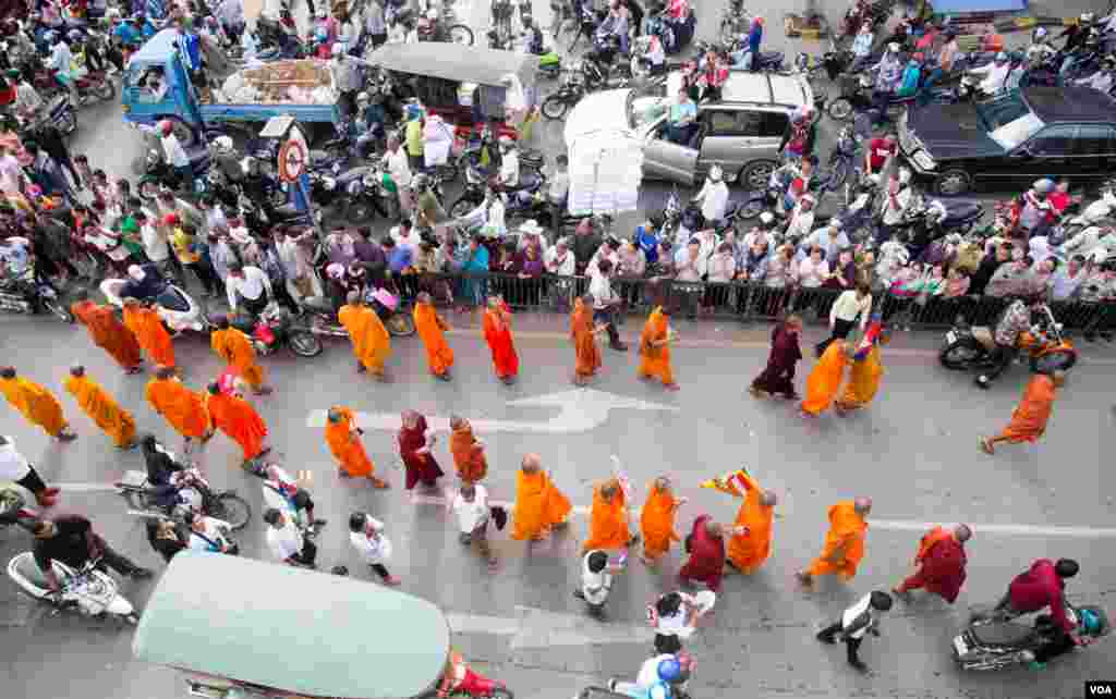 ព្រះសង្ឃព្រះពុទ្ធសាសនាមួរាប់រយអង្គចូលរួមជូនដំណើរលោក កែម ឡី នៅថ្ងៃអាទិត្យ ទី២៤ ខែកក្កដា ឆ្នាំ២០១៦នេះ។ សពអ្នកវិភាគនយោបាយឯករាជ្យលោក កែម ឡី ត្រូវយកទៅបូជានៅឯស្រុកកំណើតរបស់លោកនៅស្រុកត្រាំកក់ ខេត្តតាកែវ កាលពីព្រឹកថ្ងៃអាទិត្យ។ លោក កែម ឡី ត្រូវឃាតករបាញ់សម្លាប់នៅថ្ងៃទី ១០កក្ដដា កន្លងទៅនេះ។ (ឡេង ឡែន/VOA)