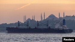 უკრაინული ხორბლით დატვირთული გემი ბოსფორის სრუტეში. სტამბოლი, თურქეთი. 