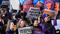 Pristalice prava na abortus protestuju ispred Vrhovnog suda u Vašingtonu 