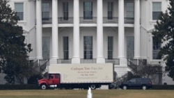 ARCHIVO - Un camión de mudanzas se detiene en la parte trasera de la Casa Blanca en Washington, DC, el 20 de enero de 2017. 
