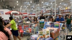 Archivo - Costco es una de las tiendas estadounidenses donde la gente adquiere productos al por mayor.