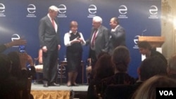 Roza Otunbayeva Yevrosiyo Jamg'armasi mukofotini oldi, Vashington, 13-dekabr, 2012