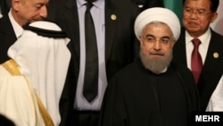 برخورد حسن روحانی رئیس جمهوری ایران و ملک سلمان پادشاه عربستان در حاشیه نشست سران سازمان همکاری اسلامی در ترکیه - فروردین ۱۳۹۵