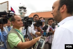 FILE: Jay Raman, public affairs officer for the US Embassy Phnom Penh talks to VOA Khmer reporter Reasey Poch and other reporters after the departure of US First Lady Michelle Obama at Siem Reap International Airport, Sunday, March 22, 2015. (Neou Vannarin/VOA)
