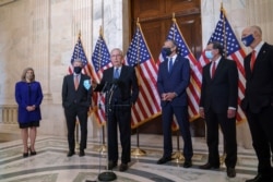 10일 미치 멕코넬 상원 공화당 대표(중앙)가 상원 연설 후 기자회견을 하고 있다.