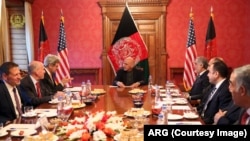ملاقات آقای غنی در حضور داشت عبدالله عبدالله رئیس اجراییۀ افغانستان با هیأت به رهبری جان کری در ارگ