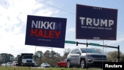 Carteles de campaña para los candidatos presidenciales republicanos, la ex embajadora ante Naciones Unidas, Nikki Haley, y el expresidente de EEUU, Donald Trump, en Mount Pleasant, Carolina del Sur, el 22 de febrero de 2024.