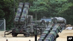 일본 오키나와섬 카데나 공군기지에 배치된 미국 패트리엇(PAC-3) 지대공 미사일.