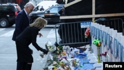 美國總統拜登和第一夫人吉爾拜登在新奧爾良波旁街卡車襲擊慘案的臨時紀念場地敬獻鮮花並憑吊死難者。 (2025年1月6日)