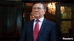 លោកកឹម សុខា ប្រធានគណបក្សសង្គ្រោះជាតិ ជួបជាមួយឯកអគ្គរដ្ឋទូតអាមេរិកប្រចាំកម្ពុជាលោក Patrick Murphy នៅគេហដ្ឋានរបស់លោក នៅរាជធានីភ្នំពេញ ថ្ងៃទី១១ ខែវិច្ឆិកា ឆ្នាំ២០១៩។