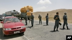 شاهراه کابل - بامیان به مدت ۲۴ ساعت به روی ترافیک در میدان‌وردک مسدود بود