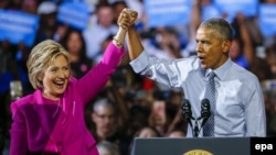 លោក​ស្រី Hillary Clinton (ឆ្វេង) និង​លោក​ប្រធានាធិបតី បារ៉ាក់ អូបាម៉ា ក្នុង​យុទ្ធនាការ​ឃោសនា​បោះ​ឆ្នោត​នៅ​ក្រុង​ Charlotte រដ្ឋ North Carolina កាល​ពី​ថ្ងៃ​ទី​៥ ខែ​កក្កដា។