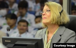 FILE: Expert Ms. Elizabeth Becker, journalist and author, giving testimony before the Extraordinary Chambers in the Courts of Cambodia in Case 002/02 against Nuon Chea and Khieu Samphan on 9 February 2015. (Courtesy of ECCC/Nhet Sok Heng)