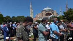 نمازگزاران در نزدیکی ایاصوفیه مشغول برگزاری نماز جمعه هستند - ۳ مرداد ۱۳۹۹