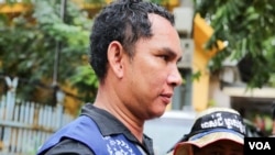 រូបឯកសារ៖ លោក ​អំ សំអាត​ នាយក​រង​ទទួល​បន្ទុក​ផ្នែក​ឃ្លាំមើល​សិទ្ធិ​មនុស្ស​នៃ​អង្គការ​លីកាដូ ចូល​រួមប្រារព្ធ​ទិវា​សិទ្ធិ​លំនៅស្ថានពិភព​លោក​ទី៣១ ក្រោយ​រង​ការ​វាយ​ដំ​ដោយ​អជ្ញាធរ​ខណ្ឌ​ដូនពេញ​នៅ​រាជធានី​ភ្នំពេញ​ កាល​ពី​ថ្ងៃ​ទី​១០ ខែតុលា​ ឆ្នាំ​២០១៦។​