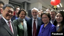 资料照片：英国华裔律师李贞驹(右二)与英国工党领袖杰里米·科尔宾(中)等人合影。(2016年2月12日)