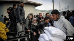 UNRWA, გაეროს პალესტინელთა დახმარების სააგენტო კონფლიქტის ზონაში, ღაზის სექტორის ქალაქ რაფაში ჰუმანიტარულ ტვირთს ანაწილებს. 3 მარტი, 2024 წ. 