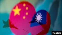 Bendera nasional China dan Taiwan tampak berdampingan dalam ilustrasi yang diambil pada 9 April 2021. (Foto: REUTERS/Dado Ruvic)