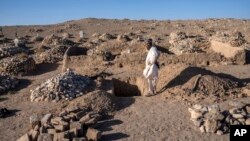 گورهای قربانیان زلزله در ولسوالی زنده‌جان ولایت هرات