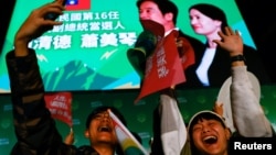 民進黨支持者在賴清德贏得台灣總統選舉後在台北的一次集會上歡呼。(2024年1月13日)