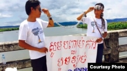 រូបឯកសារ៖ រូបថត​នេះ​ដែល​ត្រូវ​​ផ្សាយ​តាម​ទំព័រ Facebook របស់​អង្គការ​មាតា​ធម្មជាតិ​​កាល​ពី​ថ្ងៃ​ទី​១៥ ខែ​សីហា ឆ្នាំ​២០១៥ ​បង្ហាញ​ពី​សកម្មភាព​តវ៉ា​របស់​សកម្មជន​អង្គការ​នេះ​ក្នុង​ពេល​កន្លង​​ពេល​ថ្មីៗ​នេះ។ (អង្គការ​មាតា​ធម្មជាតិ)