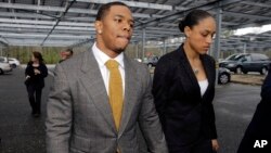 Sportchi Rey Rays liftda turmush o’rtog’i Janay Palnerni hushidan ketguday qilib mushtlagani tasvirlangan video matbuotda paydo bo’ldi-yu, jamoatchilik orasida shov-shuv ko’tardi.