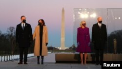 ប្រធានាធិបតី​ជាប់ឆ្នោតលោក Joe Biden និង​ភរិយា (​ស្ដាំ) និង​អនុប្រធានាធិបតី​ជាប់ឆ្នោត​អ្នកស្រី Kamala Harris និង​ស្វាមី (ឆ្វេង) ឈរ​នៅ​មុខ​វិមាន​វ៉ាស៊ីនតោន ក្នុង​ពិធី​គោរព​វិញ្ញាណក្ខន្ធ​​ដល់​អ្នក​ដែល​បាន​ស្លាប់​ដោយសារ​ជំងឺ​កូវីដ១៩ ថ្ងៃទី១៩ ខែមករា ឆ្នាំ២០២១។​