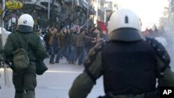 希臘人舉行街頭抗議﹐與防暴警察對峙﹐反對削減措施。