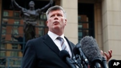 Defense attorney Kevin Downing makes a statement to the media outside federal court after closing arguments and jury instructions ended in the trial of the former Donald Trump campaign chairman Paul Manafort in Alexandria, Virginia, Aug. 15, 2018. 