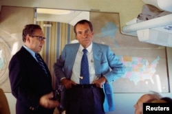 1972-yilning 20-fevrali: Genri Kissinjer Prezident Richard Niksonning milliy xavfsizlik bo'yicha maslahatchisi sifatida u bilan Xitoyga uchayotgan payt