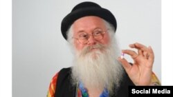 کریستیان پوینشوال، مبتکر فرانسه‌ای در سال ۲۰۰۷ مفکورۀ تولید دوای خوشبو کنندۀ باد شکم را مطرح کرد