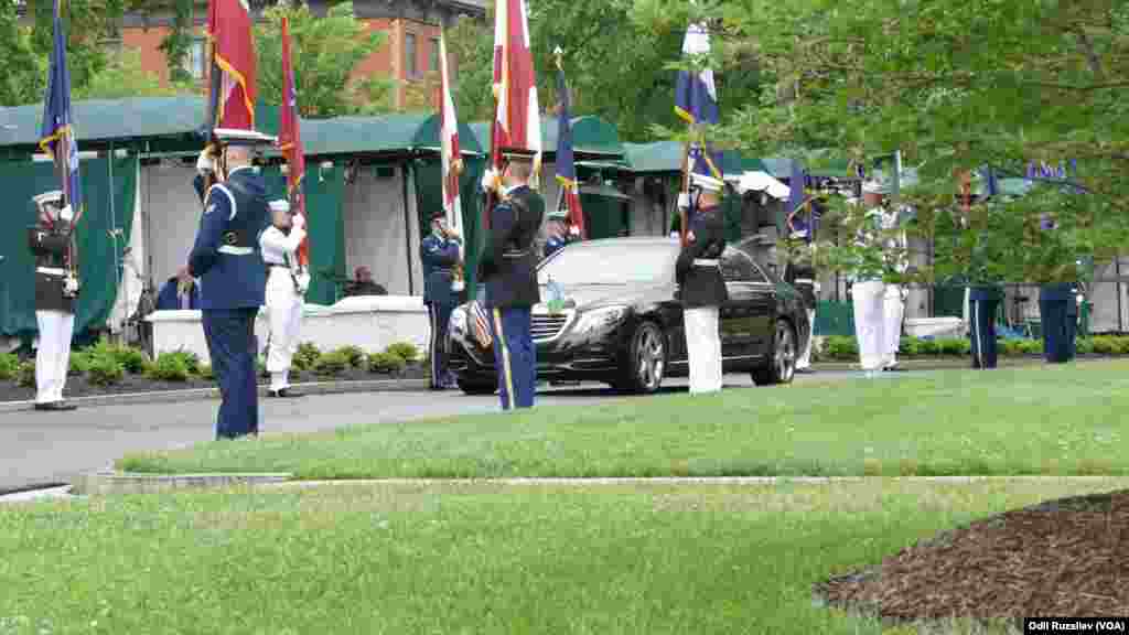 O'zbekiston Prezidenti Shavkat Mirziyoyev o'tirgan avtomobil Oq uy tomon yo'l olmoqda